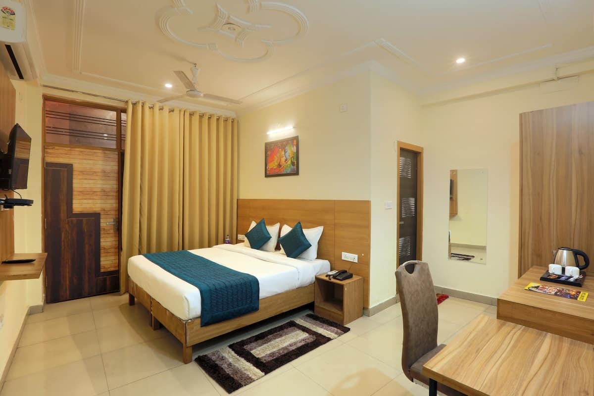 Executive Room, 1 King Bed | 1 bedroom, free WiFi