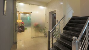 Lobby - Hotel Lemon Suites & Banquet Noida Sector 62 (Noida)