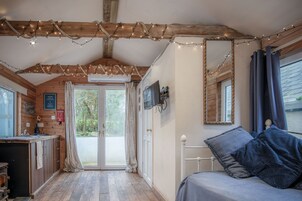 Apartamento (1 Bedroom) | Zona de estar | Televisión de 32 pulgadas con canales por cable, una chimenea