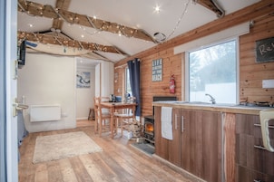 Televisión de 32 pulgadas con canales por cable, una chimenea