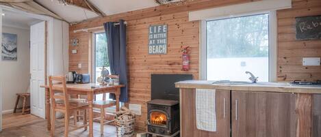 Een 32-inch televisie met kabelzenders en een open haard