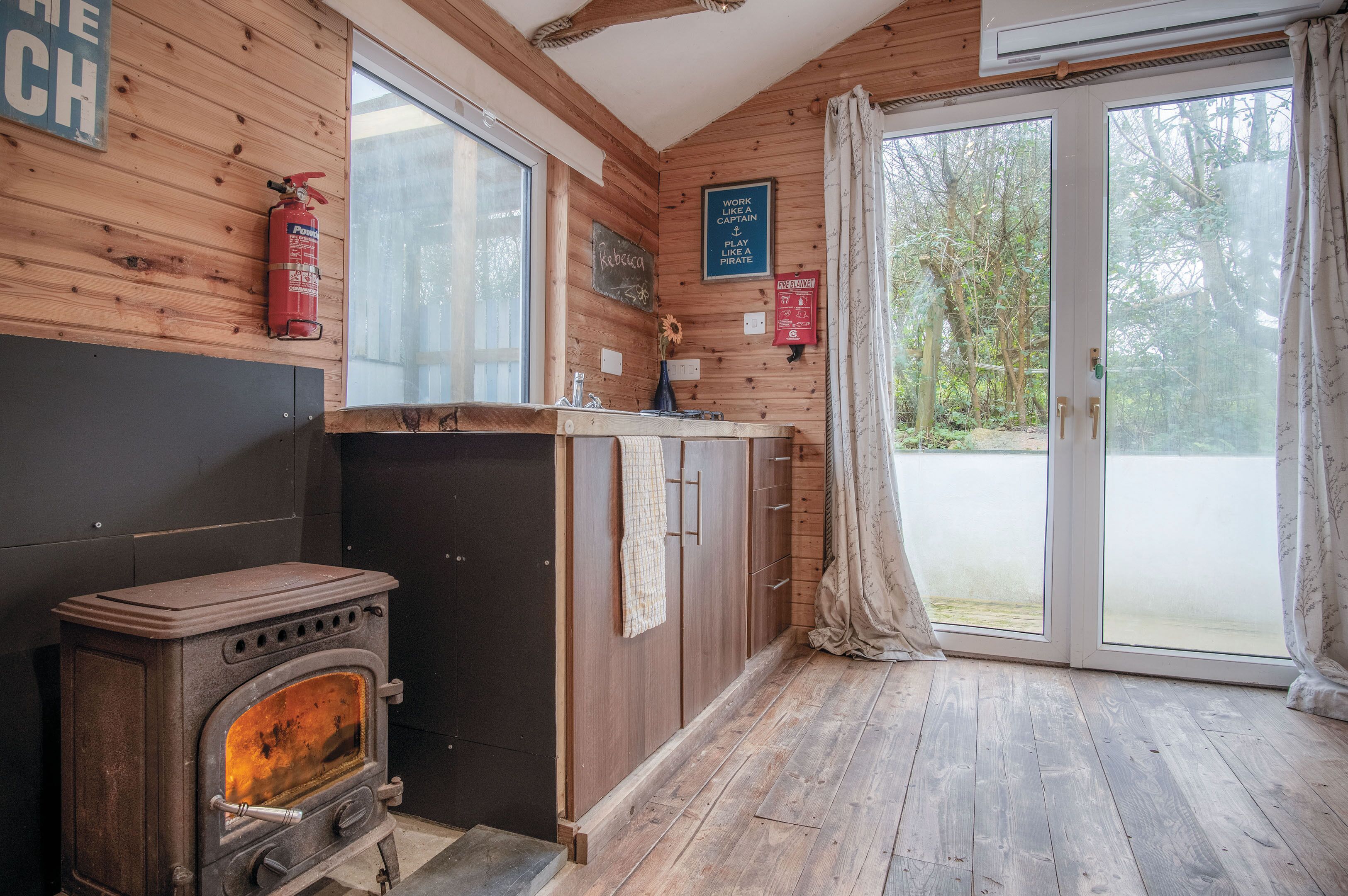 Geladeira, cooktop, chaleira elétrica, torradeira