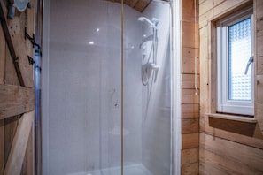 Apartment (1 Bedroom) | Bathroom | Shower, towels
