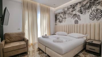 Deluxe-Dreibettzimmer, Balkon | Allergikerbettwaren, Schreibtisch, schallisolierte Zimmer