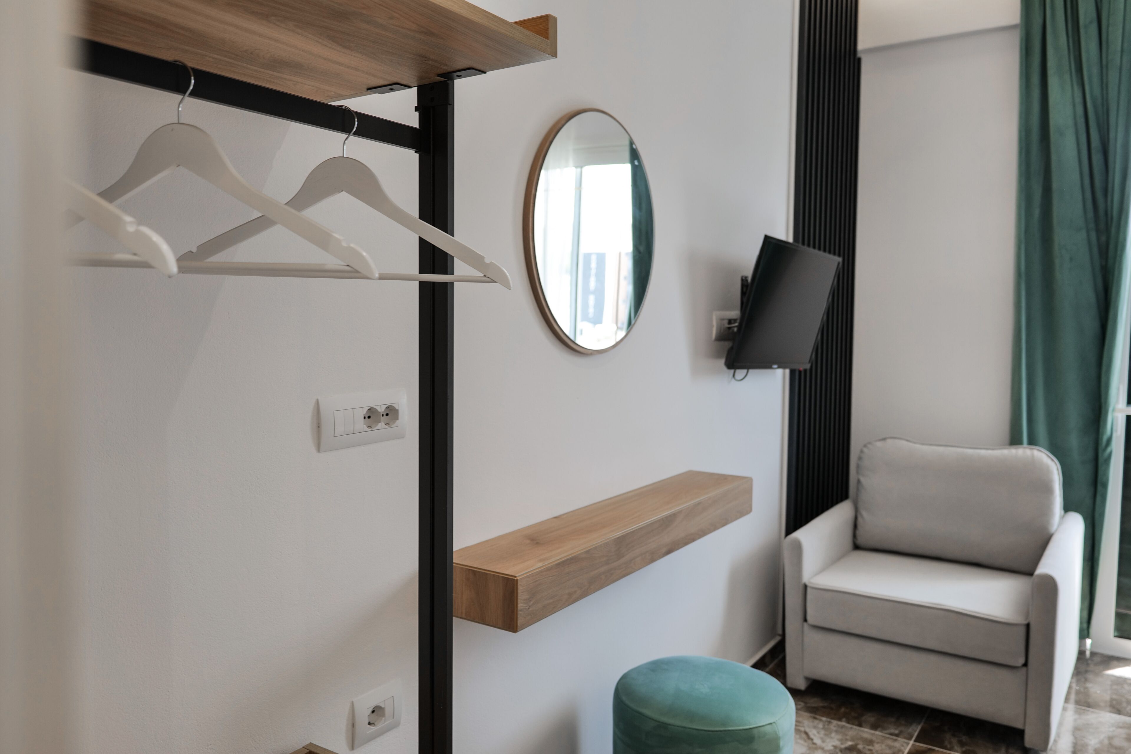 Allergikerbettwaren, Schreibtisch, schallisolierte Zimmer