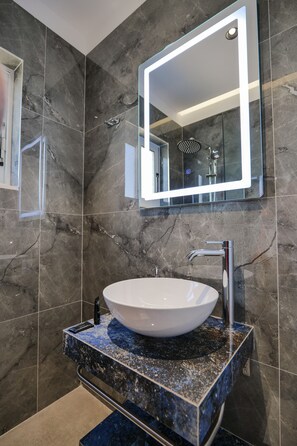 Shower, rainfall showerhead, free toiletries, hair dryer - La Maison Boutique Hotel (Ksamil)