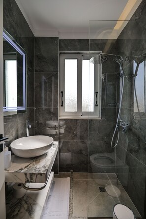 Deluxe-værelse til 3 personer - balkon | Badeværelse | Bruser, brusehoved med spredningseffekt, gratis toiletartikler