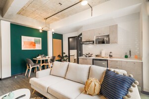 Apartamento luxo, 1 quarto | Área de estar | Smart TV 43 polegadas com canais digitais, serviços de streaming