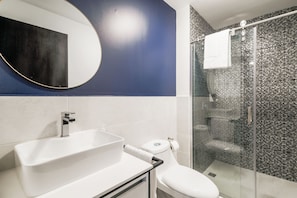 Appartement Deluxe, 1 chambre | Salle de bain | Douche, sèche-cheveux, serviettes fournies, savon