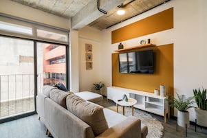 Deluxe-Apartment, 1 Schlafzimmer | Wohnbereich | 43-Zoll-Smart-TV mit Digitalempfang, Streaming-Dienste