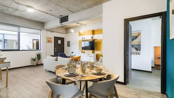 Departamento Deluxe, 2 habitaciones | Cocina privada | Refrigerador con congelador, microondas y parrilla de estufa 