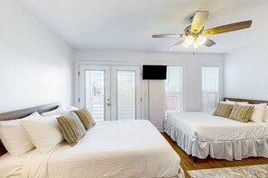 2 bedrooms, Internet, bed sheets - Coastal getaway steps from the bay with patio, balcony, smart TVs, & W/D (Port St. Joe)