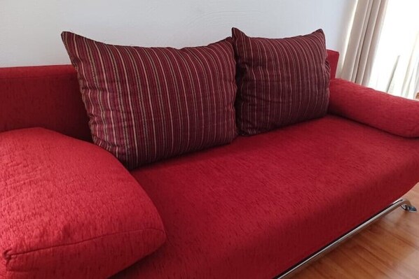 Living area - Ehemalige Bibliothek: Küche Kamin Netflix Hofladen (Steinhöfel)