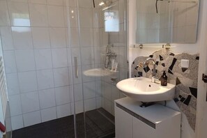 Dusche, umweltfreundliche Kosmetikartikel, Haartrockner, Handtücher