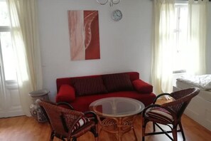 Älytelevisio, takka, kirjoja