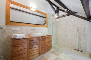 Handtücher, Seife, Toilettenpapier