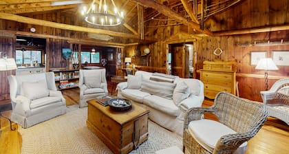 Beautiful, rustic cabin overlooking Lewis Cove with porch, deck & fireplace