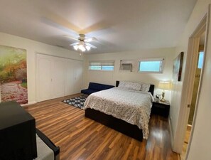 1 bedroom, in-room safe, desk, iron/ironing board