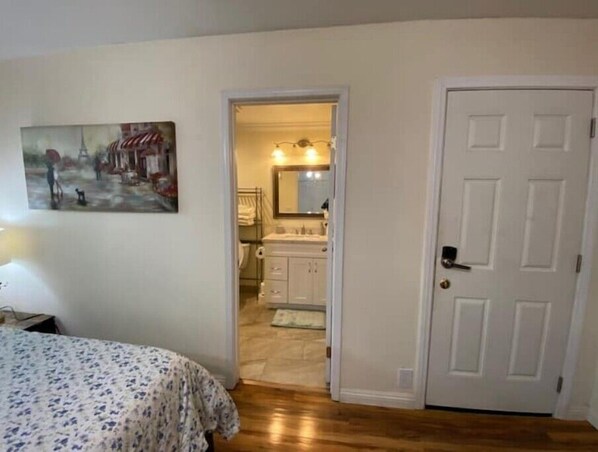 1 室のベッドルーム、セーフティボックス (室内)、デスク、アイロン / アイロン台