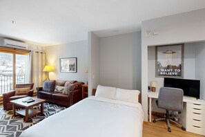 Desk, WiFi, bed sheets