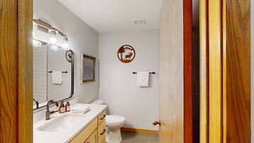 Sèche-cheveux, serviettes fournies