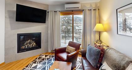 Stunning ski studio with pool, hot tub, firepit & mountain views - walk to lifts