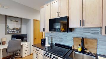 Réfrigérateur, micro-ondes, four, plaque de cuisson