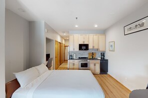 Een bureau, wifi, beddengoed