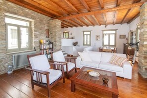 Smart TV, caminetto, lettore DVD, libri
