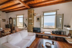 Smart-tv, pejs, dvd-afspiller, bøger