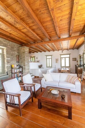 Smart-tv, pejs, dvd-afspiller, bøger