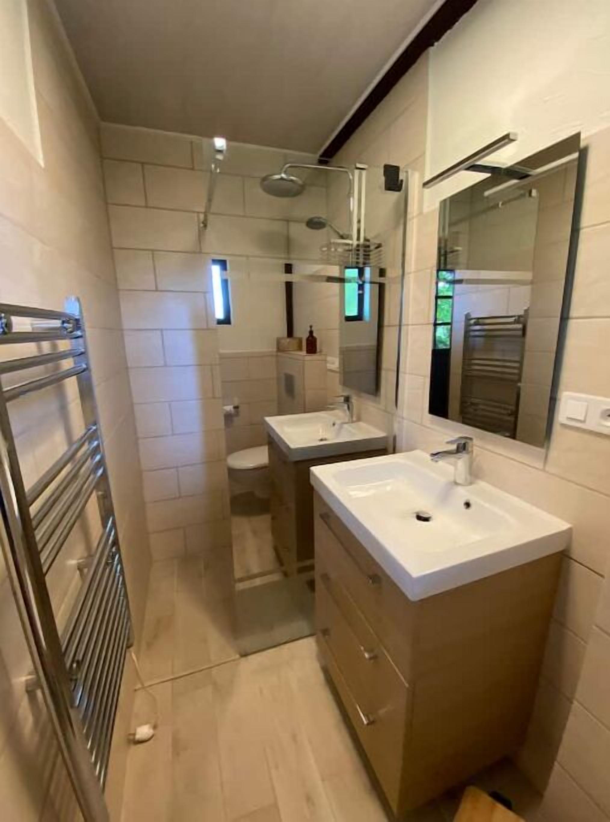 Articles de toilette gratuits, sèche-cheveux, peignoirs