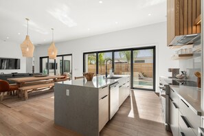 Fridge, microwave, oven, stovetop - Palma Beach House (St. Augustine)