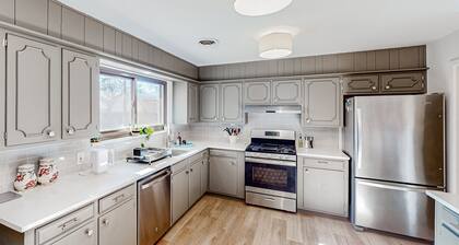 Melonie Park dog-friendly home near Texas Tech with yard, grill, jetted tub, AC