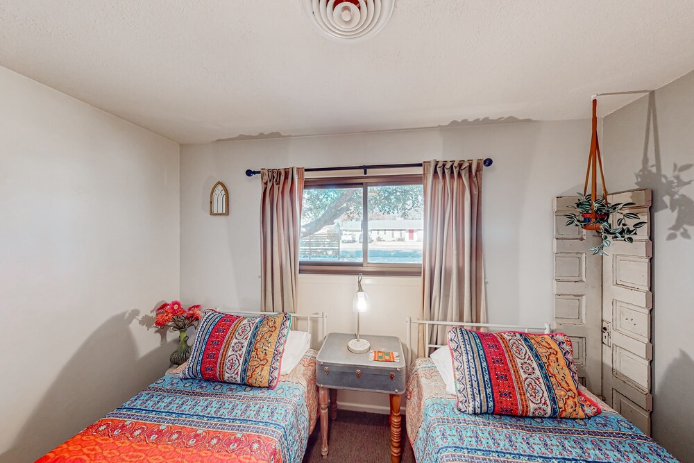 Melonie Park dogfriendly home near Texas Tech with yard, grill, jetted