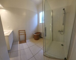 Shower, towels, toilet paper