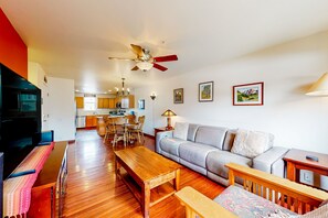 Una televisión, un reproductor de DVD, un reproductor estéreo