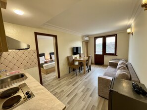 Deluxe Apartment | 1 bedroom, premium bedding, desk, laptop workspace