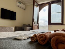 Deluxe Studio | Peralatan tempat tidur premium, meja, ruang kerja komputer riba 