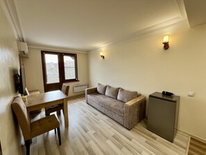 Appartement Deluxe | Coin séjour | Télévision LED de 100 cm avec chaînes par câble