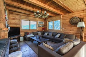 Télévision, cheminée, lecteur de DVD, baby-foot