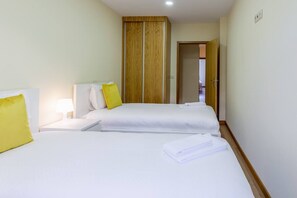 5 bedrooms, iron/ironing board, WiFi, bed sheets - Yellow Tiles by Pcale - Duplex and Five Bedroom Apartment (Porto)