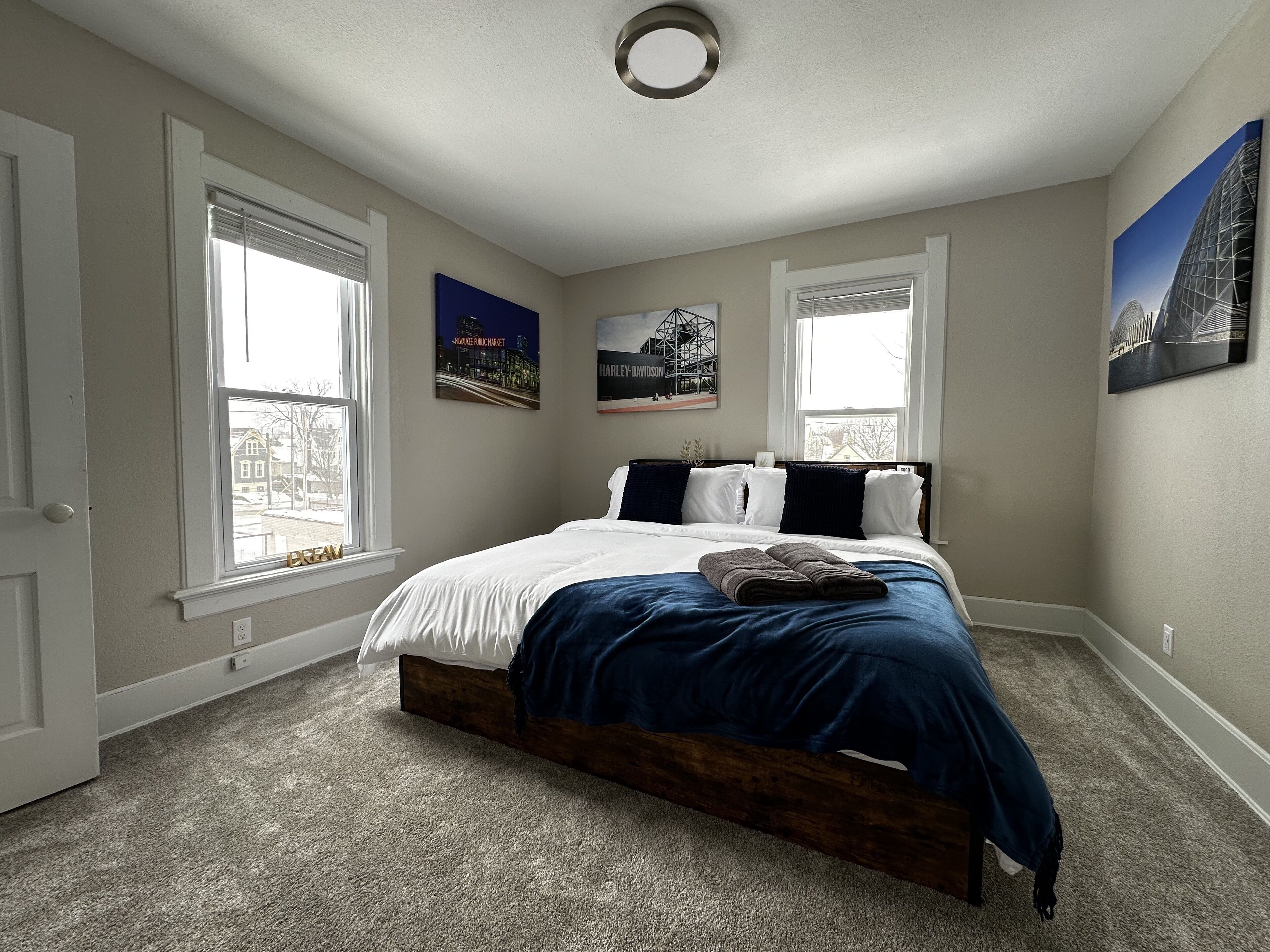 2 King Beds, Full Kitchen, 86" TV, Parking - Downtown Luxury!