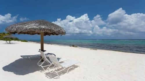 Cozy Beach Cottage at The Sea Lodges in Cayman Kai