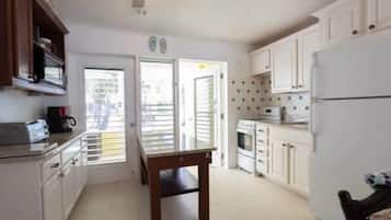 Een microgolfoven, een oven, een kookplaat, kookgerei, borden en bestek