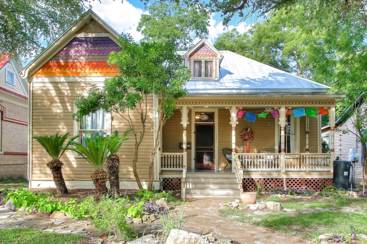 Peaceful & sunlit Historic King William retreat with large yard & community pool