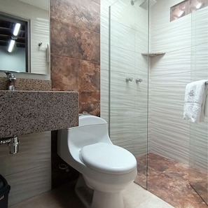 Shower, towels - HOTEL INN CARIBE (Medellín)