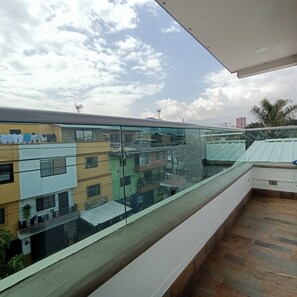 ダブルまたはツインルーム | 低刺激性寝具、デスク、WiFi (無料)