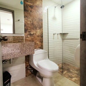 Een douche, handdoeken