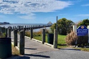 Property grounds - Updated condo with seasonal pool, 2 blocks to the beach & Northside Park (Ocean City)